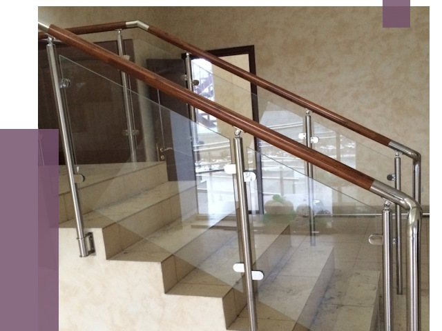 Комбинированные перила из металла и дерева в Клине