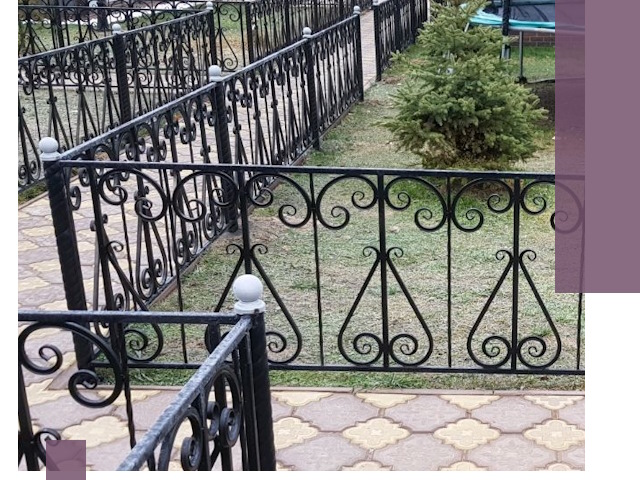 Кованые газонные ограждения под ключ в Клине